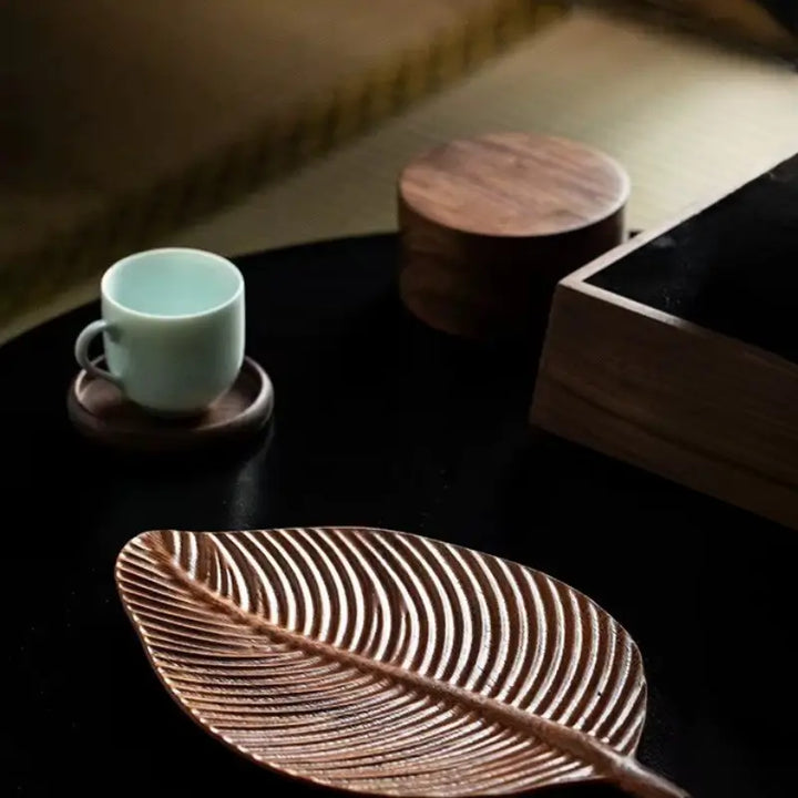 Centro de Mesa em Madeira de Nogueira Lignea 30x18cm em composição com xícara e objetos decorativos