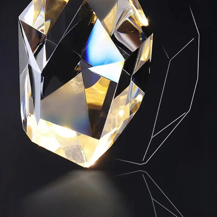 Close-up do Cristal Lapidado da Luminária Pendente LED Gold Larevy mostrando facetas e refração da luz