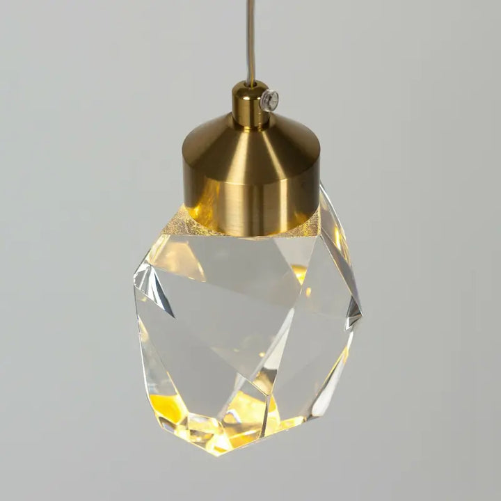 Vista frontal da Luminária Pendente LED Cristal Lapidado Gold Larevy, com luz branco quente e base dourada