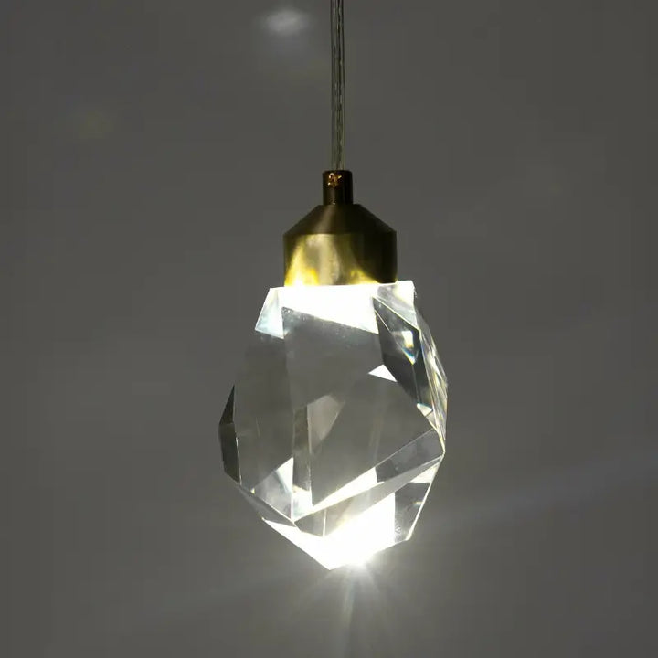 Luminária Pendente LED Cristal Lapidado Gold Larevy em ângulo lateral mostrando estrutura geométrica e luz emitida