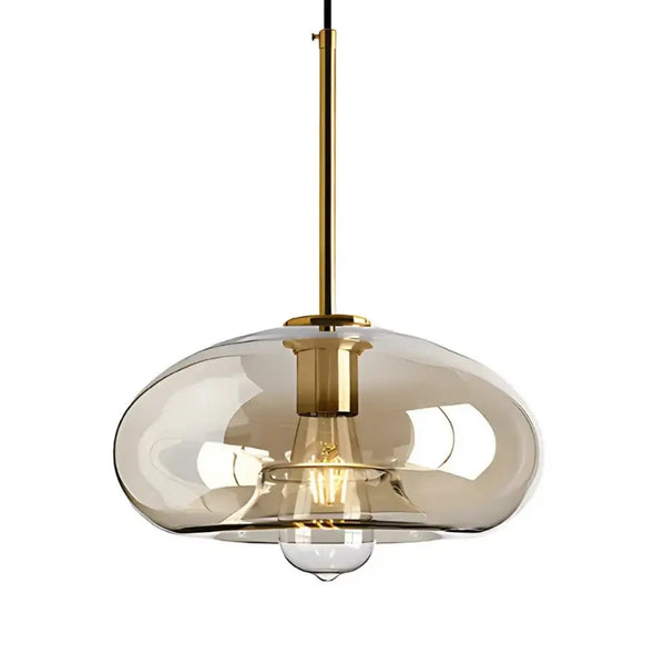 Detalhe da Luminária Pendente Vidro Ambaris Ápice mostrando lâmpada filamento e acabamento bronze dourado