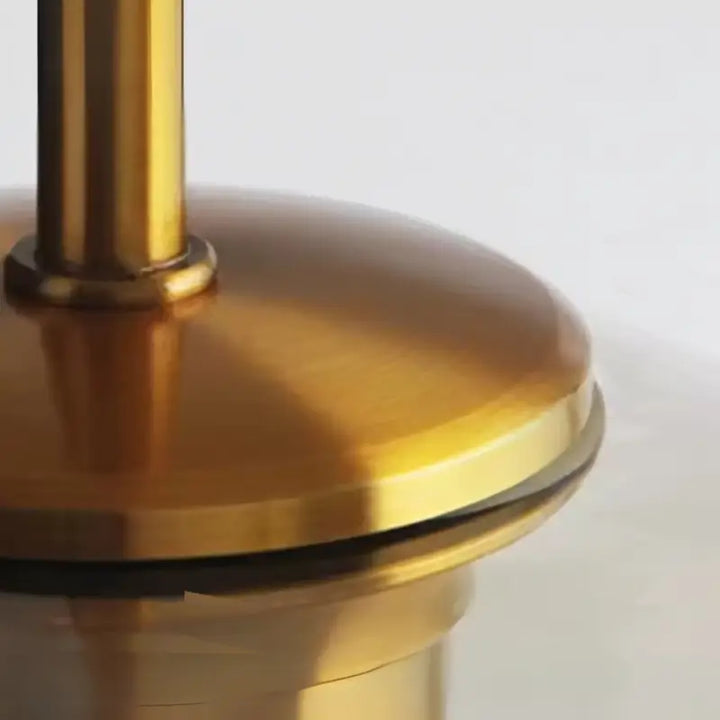 Detalhe do acabamento dourado da Luminária Pendente Vidro Ambaris Magna mostrando textura premium