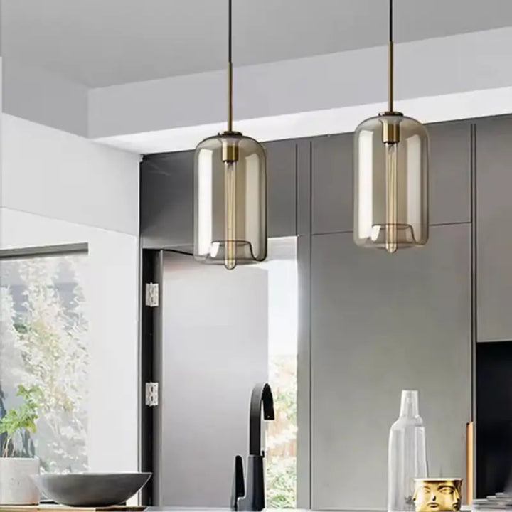 Luminária Pendente Vidro Ambaris Prisma dupla instalada sobre bancada de cozinha moderna com armários cinza