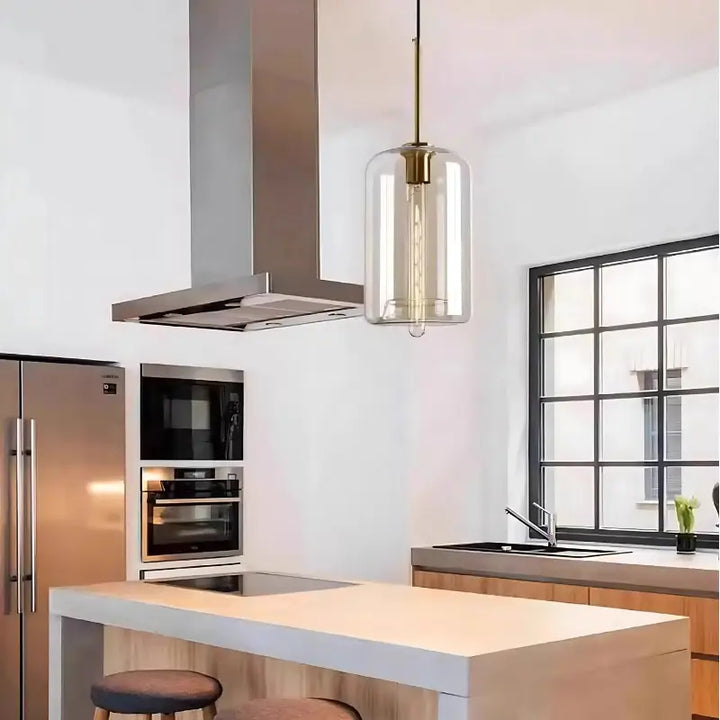 Luminária Pendente Vidro Ambaris Prisma suspensa em cozinha contemporânea com ilha central e janelas amplas