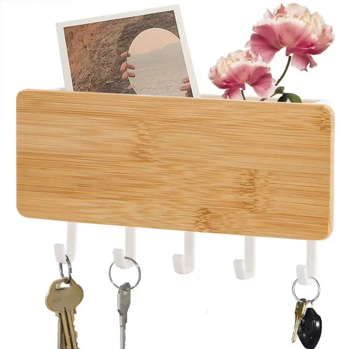 Porta chaves de parede em bambu Orto branco, com compartimento para correspondência e pequenos objetos, e 5 ganchos para chaves
