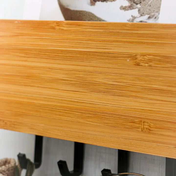 Detalhe do Porta Chaves de Parede em Bambu Orto Preto mostrando textura natural da madeira e ganchos pretos