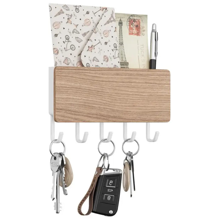 Porta chaves de parede Orto em madeira clara, com compartimento para correspondência e pequenos objetos, e 5 ganchos para chaves