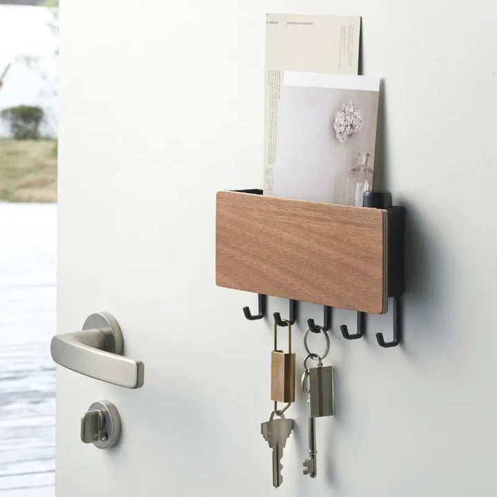 Porta chaves de parede Orto madeira escura fixado à porta com chaves e correspondências organizadas