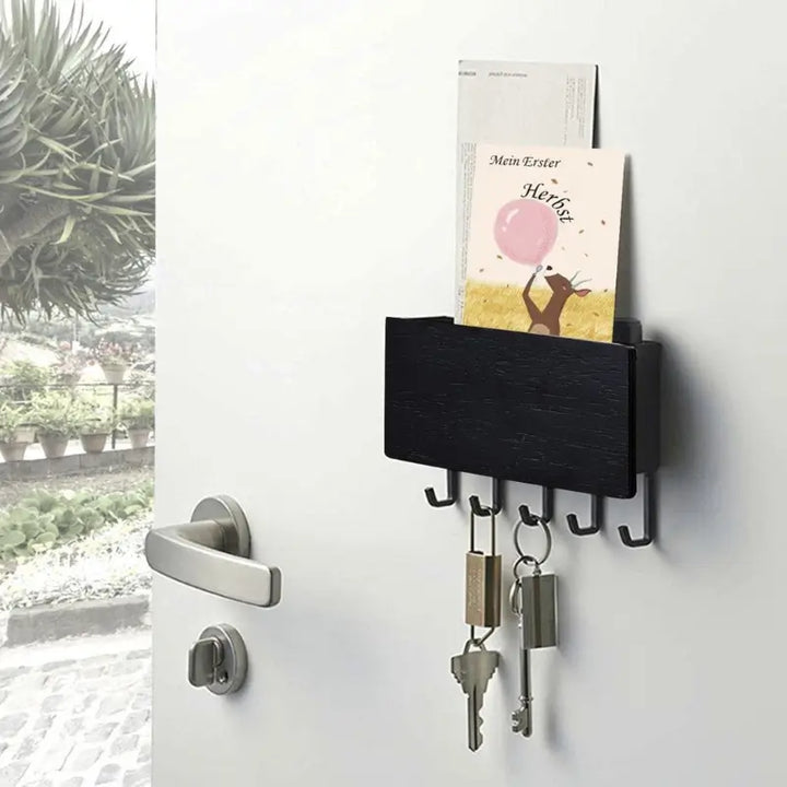 Porta chaves de parede em madeira Orto preto fixado à porta com chaves e correspondências organizadas