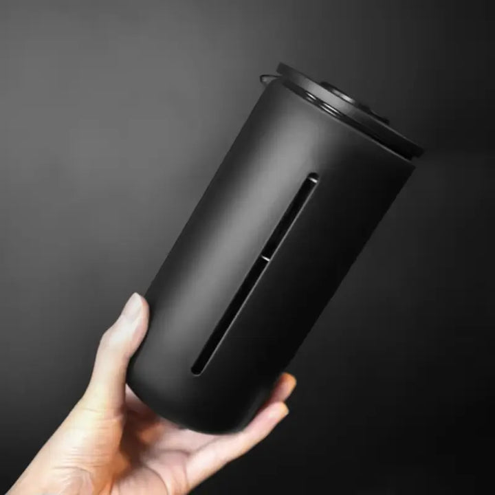 Prensa Francesa 450 ml Timemore U Preto sendo segurada por mão, mostrando design ergonômico.